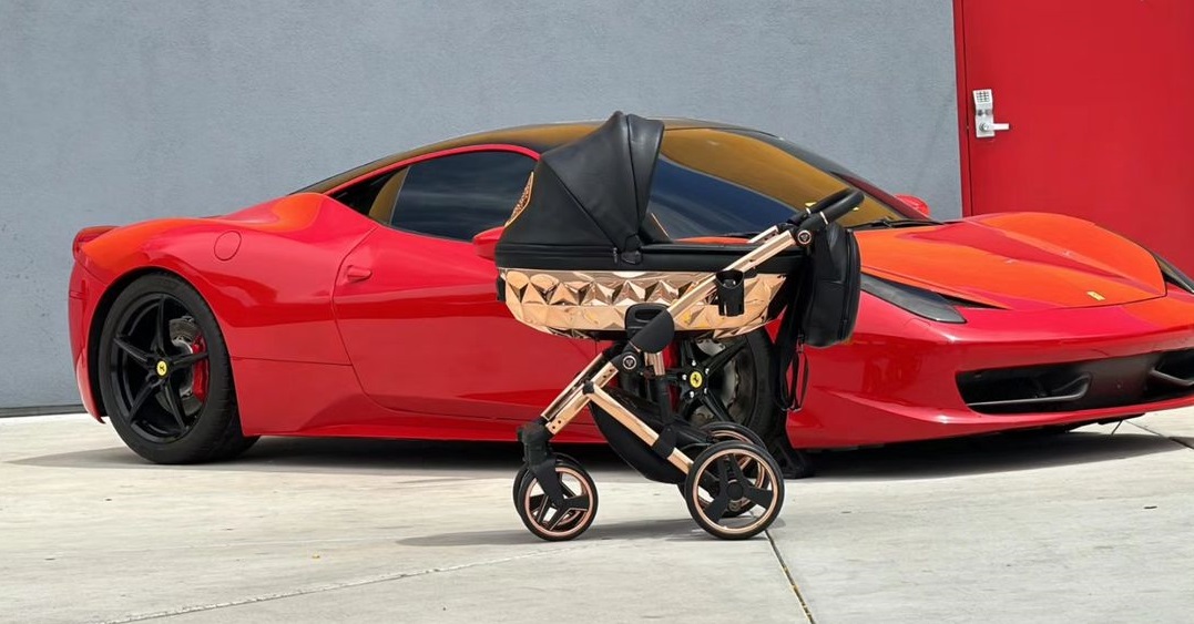 wózek Junama obok samochodu Ferrari luksusowa wyprawka dla dziecka blog Dadi Shop